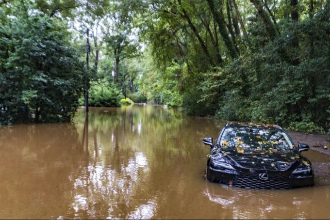 Hurrikan «Helene» hat viele Menschenleben gefordert - darauf könnten Zürcher Investmentmanager Profit schlagen. auto unter wasser