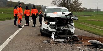 Aus Auto geborgen - Kollision in Humlikon ZH fordert zwei Verletzte