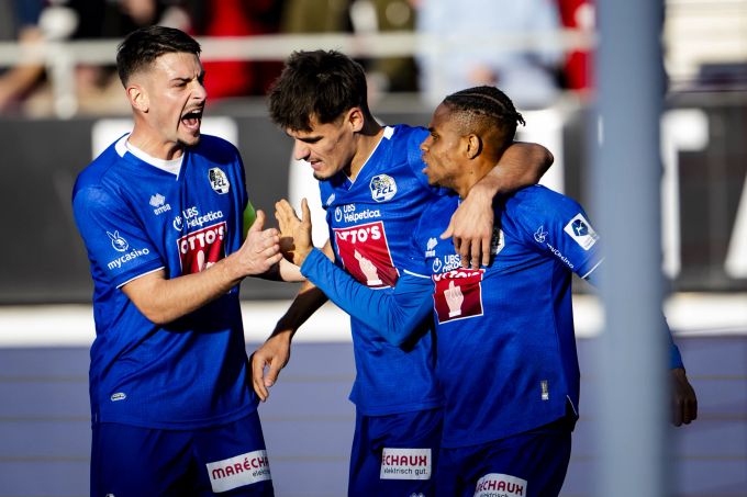 Donat Rrudhani (mi.) und Thibault Klidjé (re.) sind vom FC Luzern für ihre Nationalteams abgestellt. FC Luzern Rrudhani Klidjé