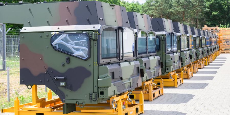 Geschützte Fahrerkabinen für Logistikfahrzeuge der HX-Serie im Rheinmetall-Werk Unterlüss. Der Rüstungskonzern liefert 1515 Militär-Lastwagen an die Bundeswehr.