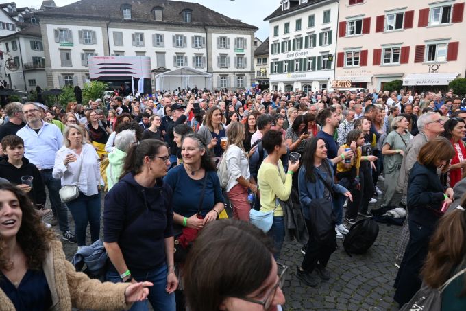 Mit 25'000 Besuchenden über Wochenende war es trotz schlechtem Wetter ein Erfolg. blues n jazz