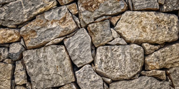 Der Rentnerin wird vor Gericht mehrfache Sachbeschädigung an der Steinmauer ihres Nachbarn vorgeworfen. (Symbolbild) Steine