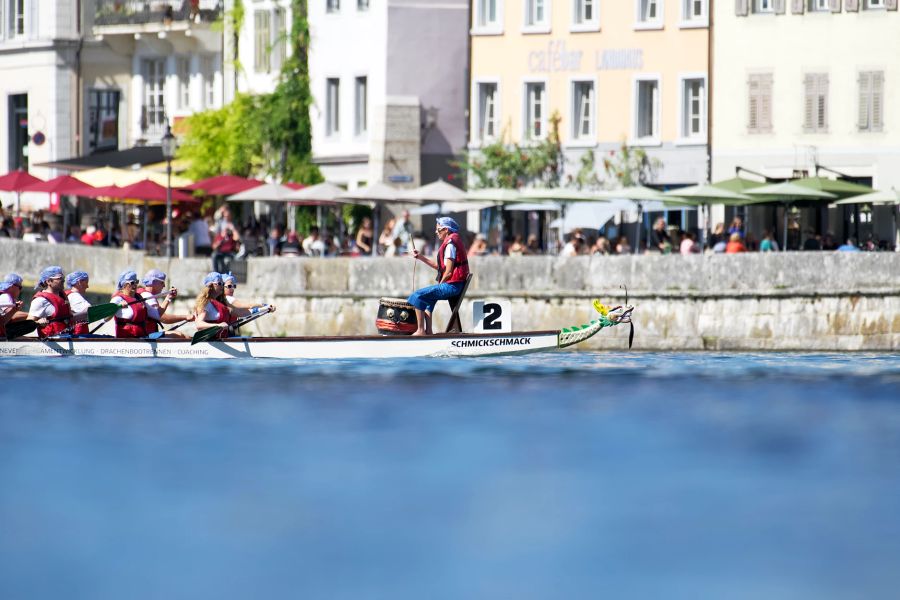 Drachenboot Ufer Zuschauer Fluss