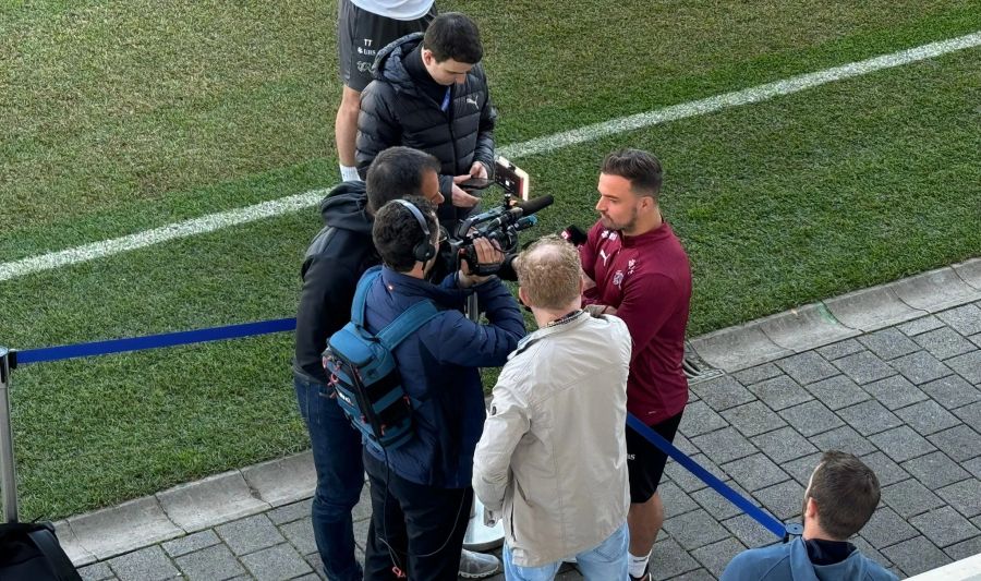 Xherdan Shaqiri spricht zu den TV-Reportern.