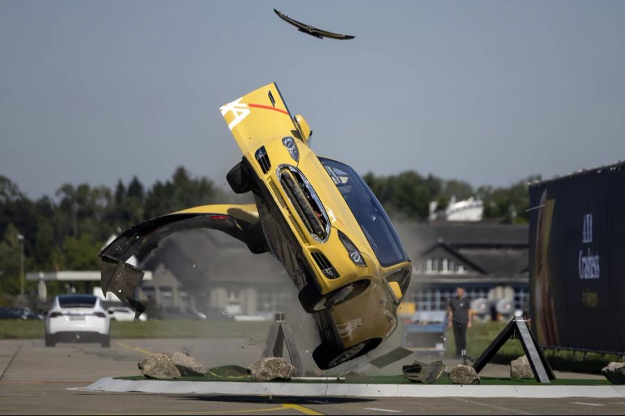 Ein Tesla kollidiert mit einem Kreisel und überschlägt sich bei einem simulierten Unfall während eines AXA Crashtests auf dem Flughafen Dübendorf, am 25. August 2022.