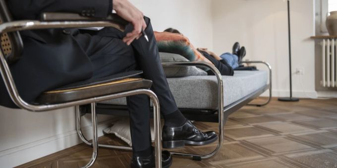 Ein Therapeut hatte über Jahre Sex mit seiner deutlich jüngeren Patientin. Er wurde verurteilt. (Symbolbild) Psychotherapie