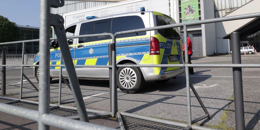 Ein Polizeifahrzeug vor der Essener Grugahalle, wo am Wochenende die AfD ihren Parteitag abhalten wird.