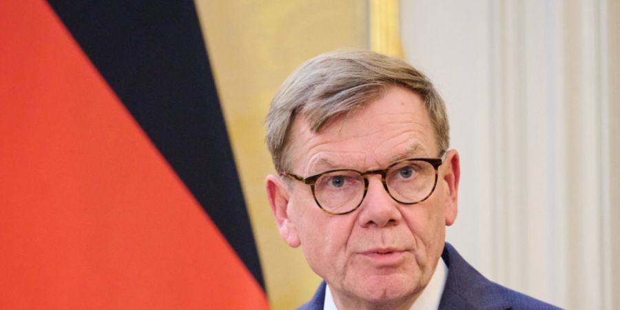 Johann Wadephul (CDU), Außenminister, spricht während einer gemeinsamen Pressekonferenz mit seinem niederländischen Amtskollegen Berendsen. Foto: Sebastian Christoph Gollnow/dpa/Arch...