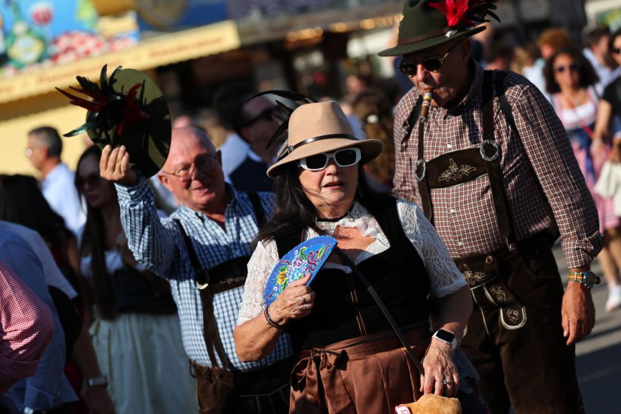 Frauen sollten die Wiesn nie allein verlassen, so der Appell.