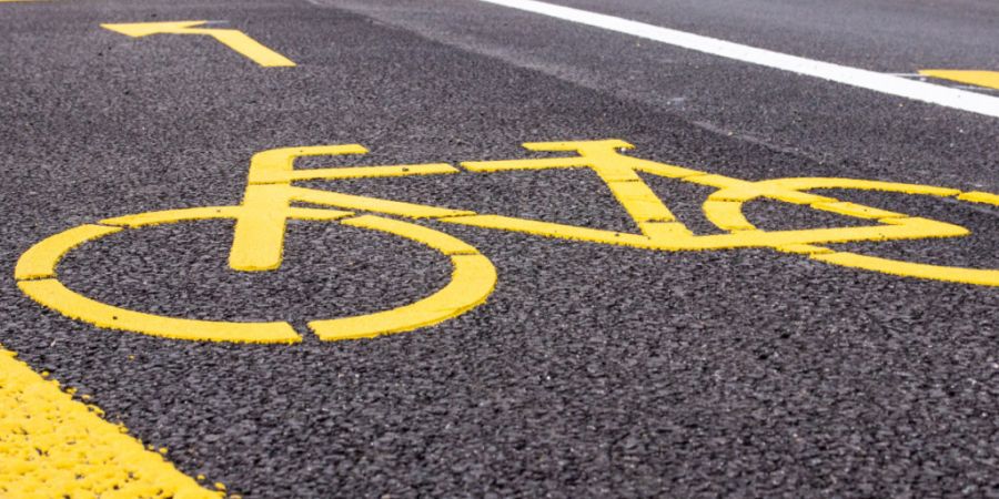 Ein 74-jähriger E-Bike-Fahrer ist bei einem Unfall so schwer verletzt worden, dass er später im Spital starb. (Symbolbild)