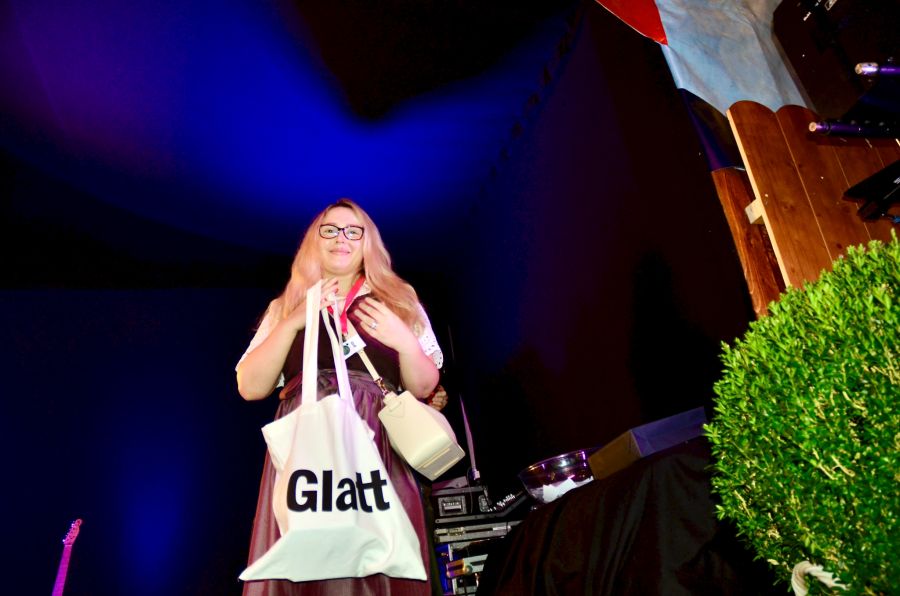 Tamara aus Zollikon freut sich über 500 Glatt-Taler von Hauptsponsor Einkaufszentrum Glatt.