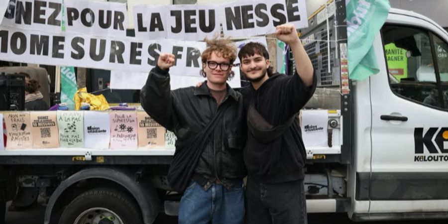 Antonin Fournier (links) aus dem Vorstand der Neuenburger Juso und Julien Berthod, Vizepräsident der Juso Schweiz, an der Demonstration in Paris.