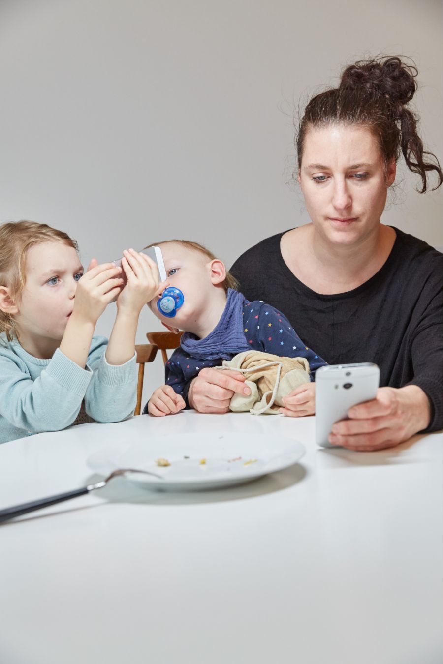Die Neurowissenschaftlerin Barbara Studer empfiehlt Kindern vor 14 Jahren kein Smartphone zu geben und soziale Medien erst ab 16 Jahren zu nutzen.