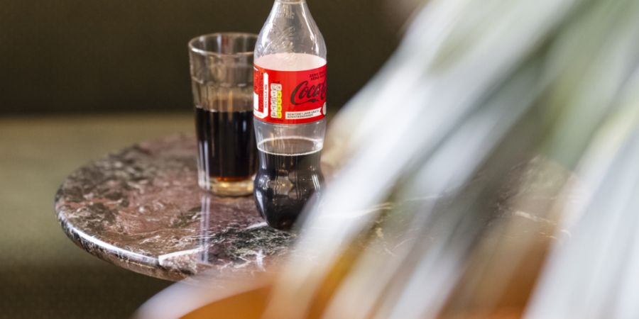 Nach Gesprächen mit EU-Kommission: Coca-Cola, Danone und Nestlé passen ihre Flaschenetiketten an. (Archivbild)