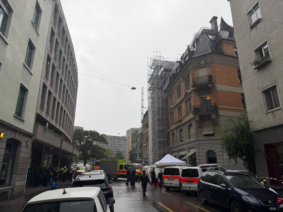 Die Baustelle befand sich offenbar erst im Aufbau, als sich der Unfall ereignete.