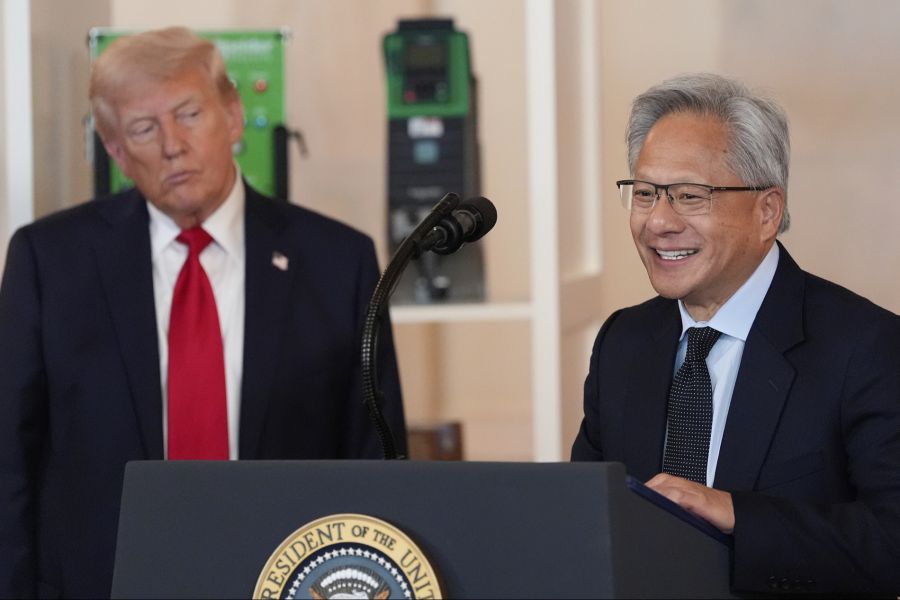 Huang und Trump setzen sich beide gegen eine staatliche Regulierung der KI ein.