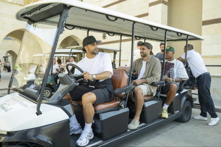 Ricardo Rodriguez setzt sich ans Steuer eines Golf-Buggys des Kempinski-Hotels.