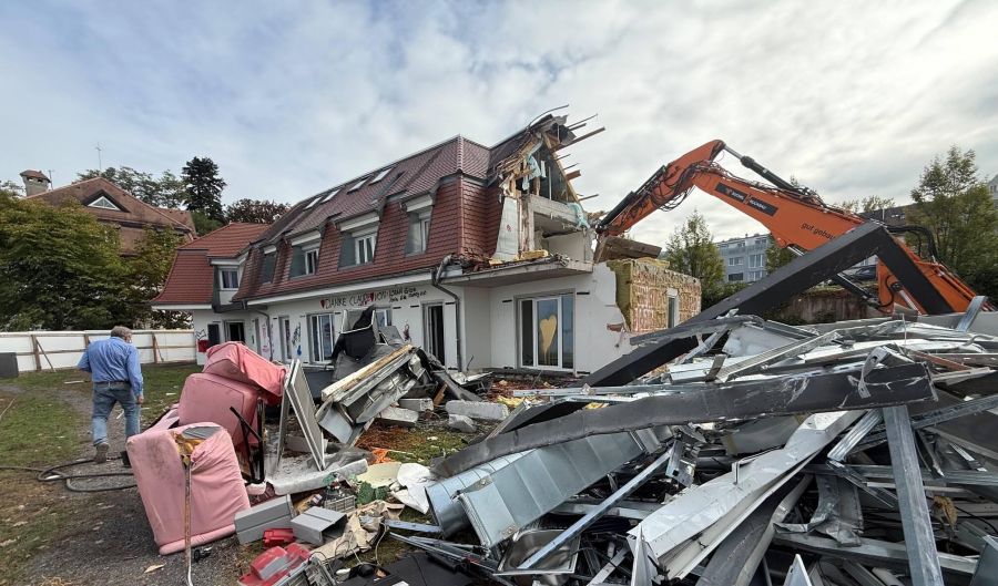 Von der einstigen «Mang Klinik Swiss» im Neuseeland wird bald nichts mehr zu sehen sein. Sie wird derzeit, nach nur zehn Jahren Nutzung, Stück für Stück abgerissen und weicht einem Neubau.