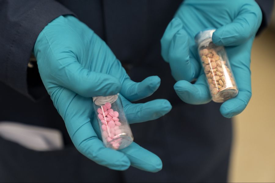 Die neuen tödlichen Substanzen werden mit anderen Drogen vermischt. Sie können mit den aktuellen Drogenerkennungsgeräten noch nicht immer nachgewiesen werden. (Symbolbild)