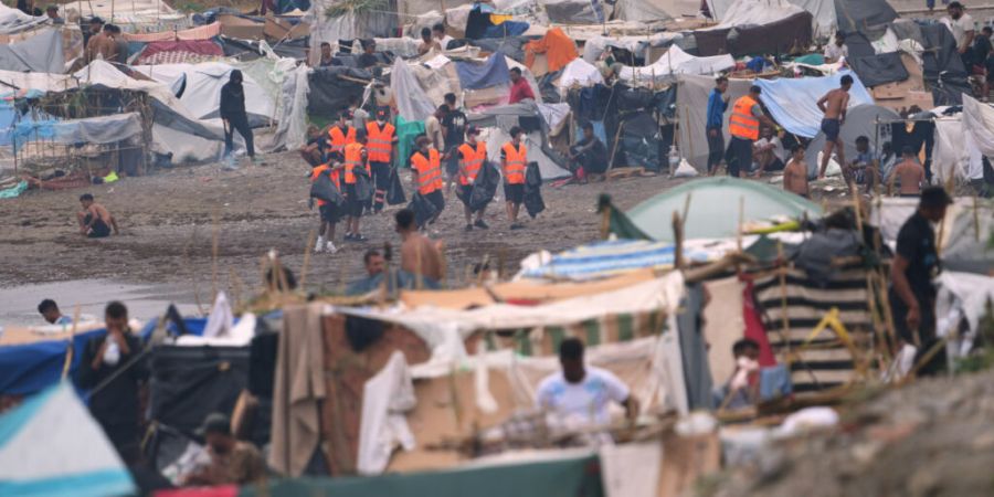 Migranten am Strand von TrampolÌn. Foto: Francis Gonz·lez/AP/dpa/Archivbild