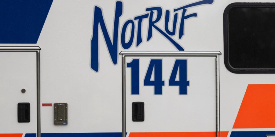 Die Ambulanz fuhr den mit einer Stichwaffe verletzten Mann ins Spital. (Symbolbild)