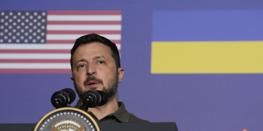 ARCHIV - Der ukrainische Präsident Wolodymyr Selenskyj spricht nach der Unterzeichnung eines bilateralen Sicherheitsabkommens mit US-Präsident Biden am Rande des G7-Gipfels. Foto: Ale...