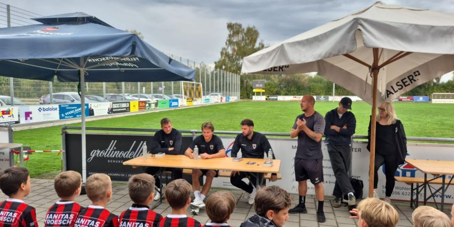 Auch Profispieler des FC Aarau besuchen die Adler Kids Camps.