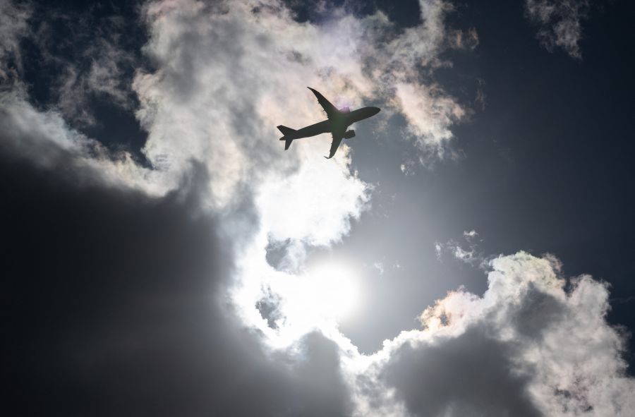 Viel zu früh für einen Flug nach Lissabon setzt das Flugzeug über der Schweiz zum Sinkflug an.