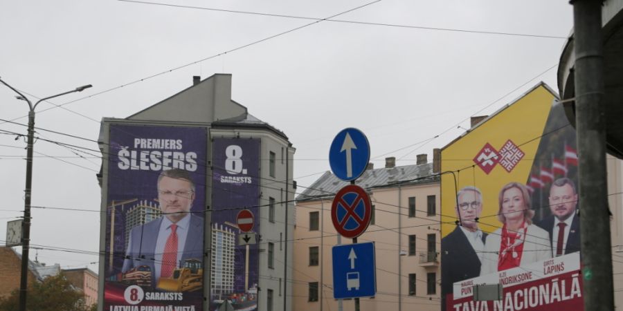 Riesige Wahlplakate der populistischen Oppositionspartei «Lettland an erster Stelle» (l) und der mitregierenden nationalkonservativen «Nationalen Allianz» hängen an Hauswänden in der ...