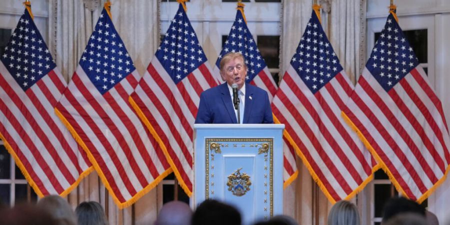 US-Präsident Donald Trump hält bei einem Abendessen in seinem Mar-a-Lago-Club eine Rede. Foto: Mark Schiefelbein/AP/dpa