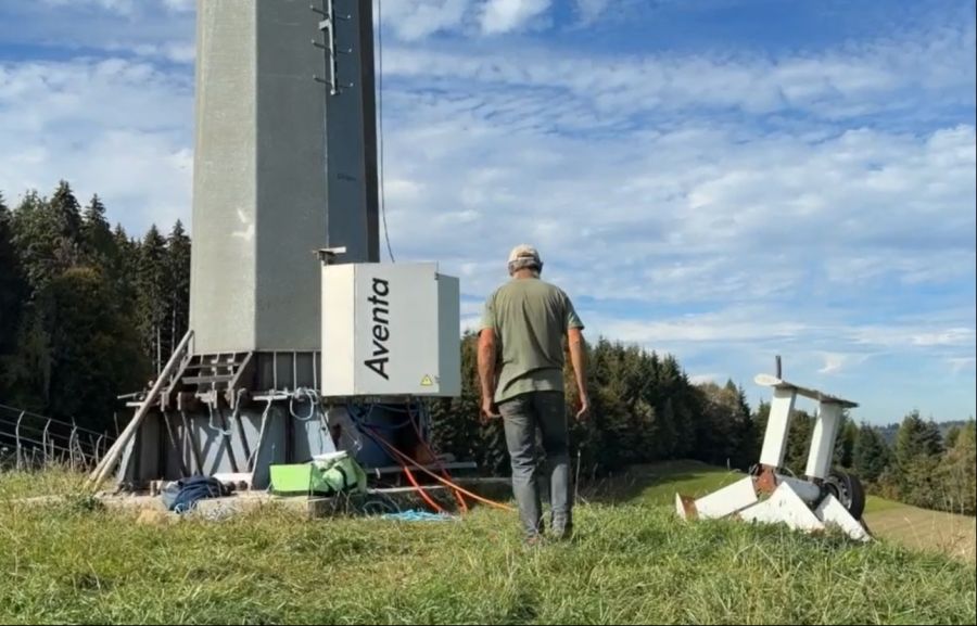 Fritsche hat sein grosses Windrad eigenhändig aus Occasions-Teilen aufgebaut.