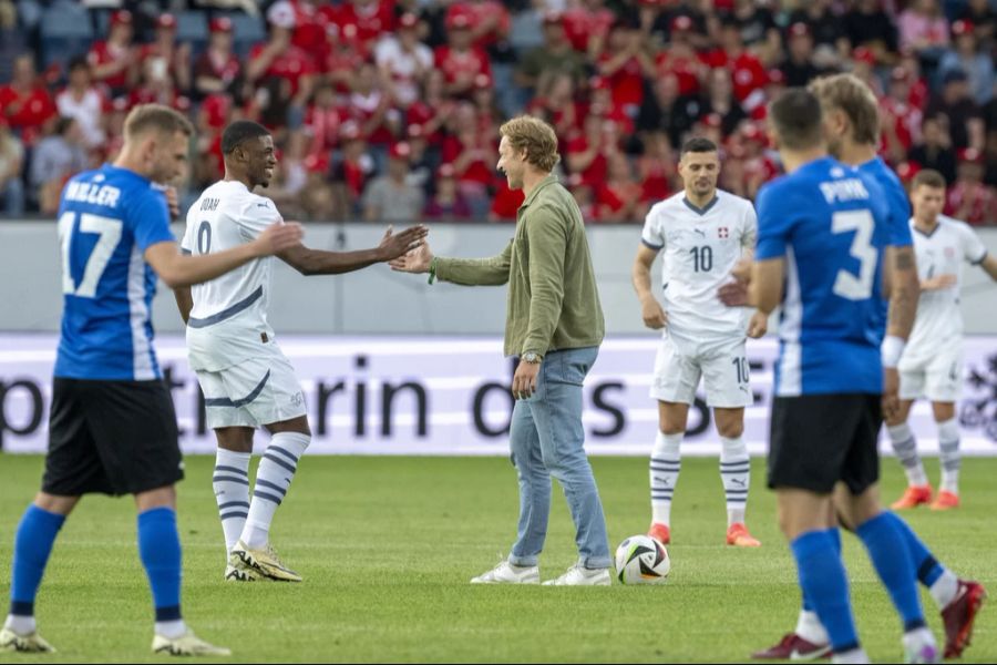 Der Nidwaldner begrüsst Kwadwo Duah auf dem Platz.