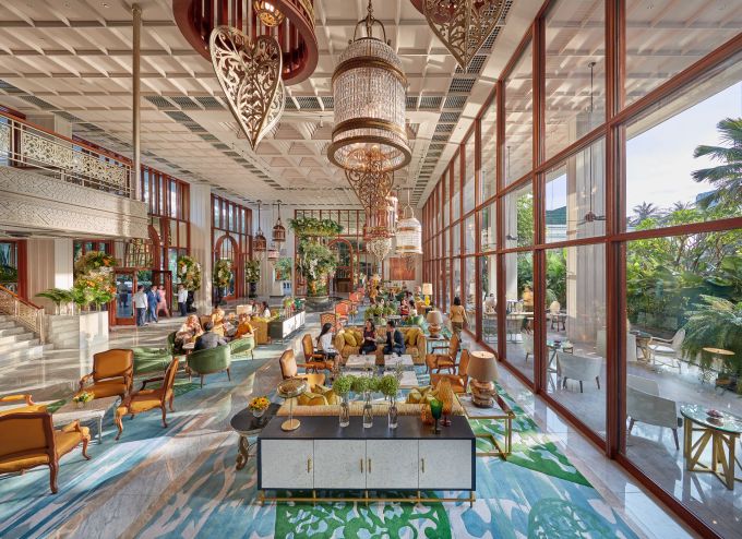 Die luxuriöse Hotellobby des Mandarin Oriental Bangkoks ist legendär für ihr elegantes Thai-Design und gilt als einer der Hotspots in der Stadt. Hotellobby Mandarin Oriental Bangkok