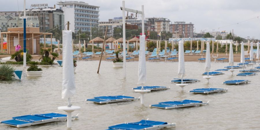 Rimini Überflutung Liegen Strand