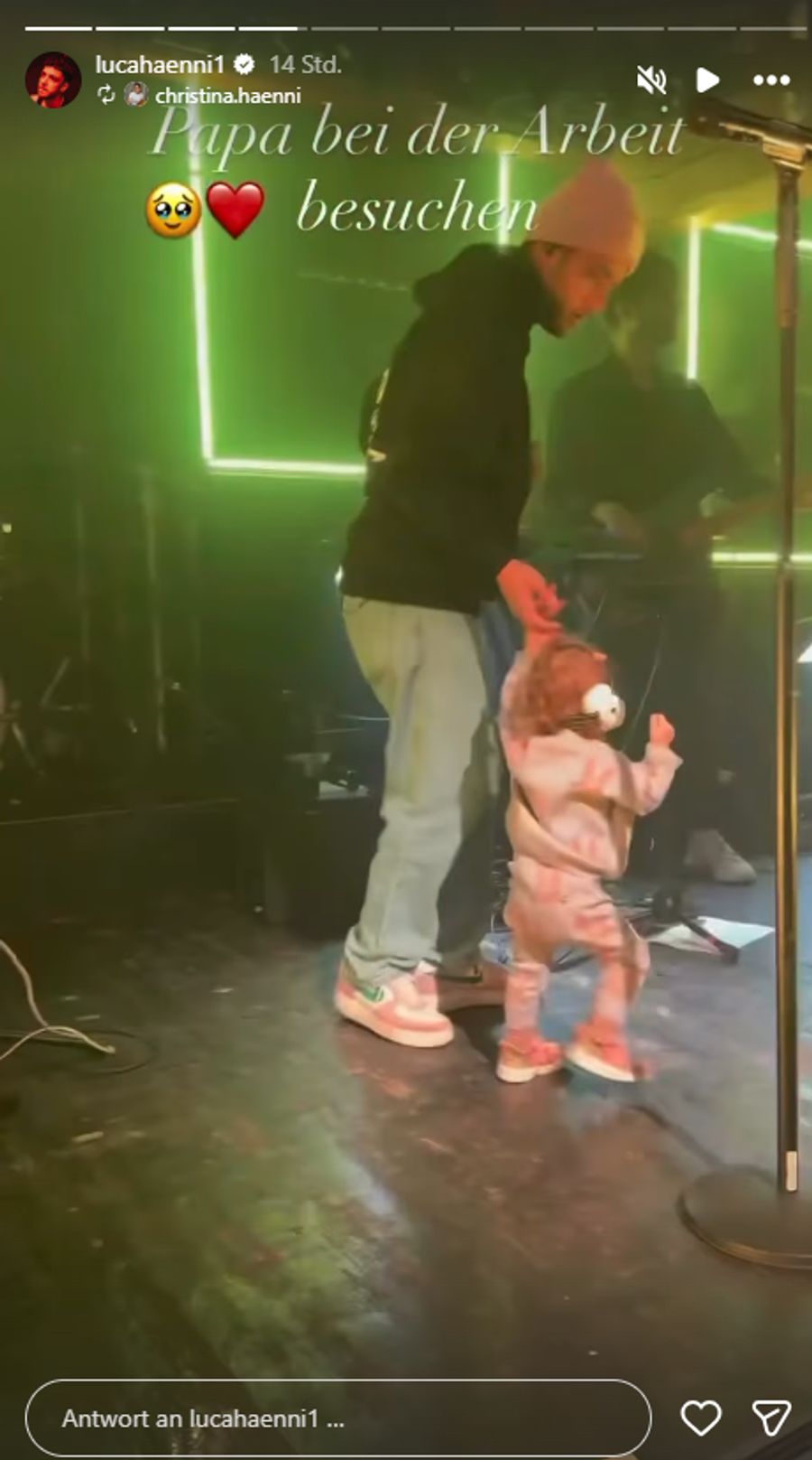 An der Seite ihres Papas wagt sie ein paar Schritte.