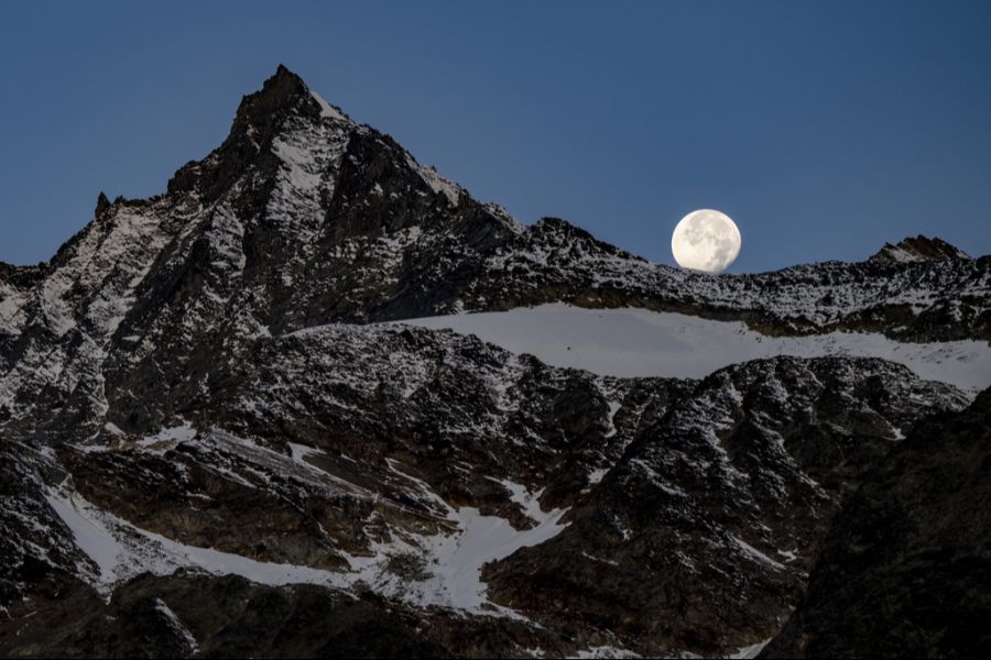 Er war bloss 356'834 Kilometer von der Erde entfernt, hier bei Saas-Fee VS.
