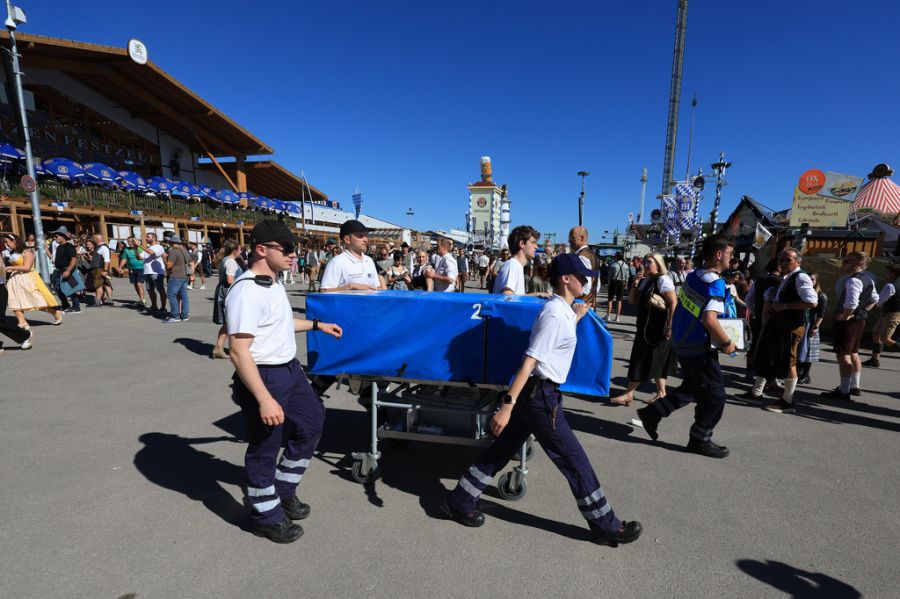 Wer nicht mehr laufen konnte, wurde vom Trageteam abgeholt. (Archivbild)