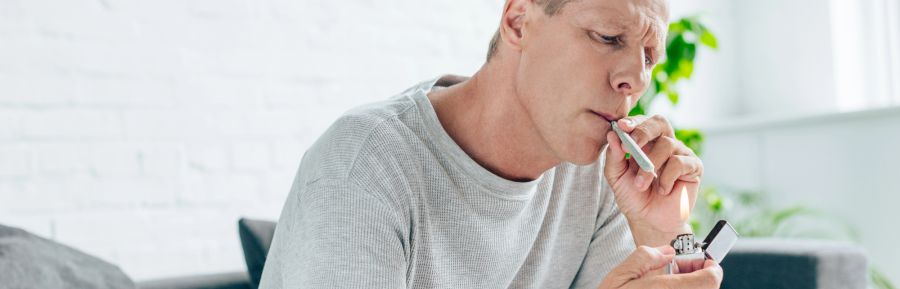 Mann Cannabis rauchen Wohnzimmer