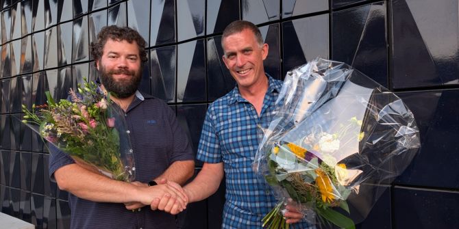 Männer Handschlag Blumen