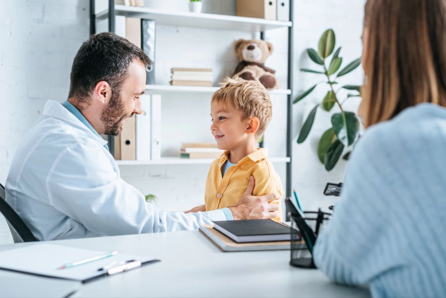 kinderarzt untersucht jungen