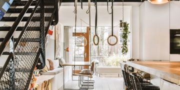 Ein lichtdurchfluteter Raum, der Küche, Essbereich, Wohnzimmer, Spiel- und Fitnesszone harmonisch in sich vereint.