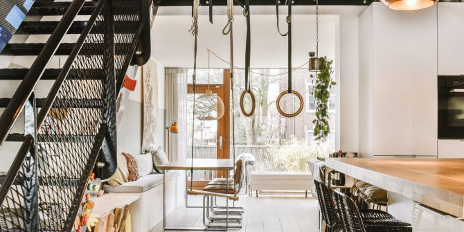 Ein lichtdurchfluteter Raum, der Küche, Essbereich, Wohnzimmer, Spiel- und Fitnesszone harmonisch in sich vereint.