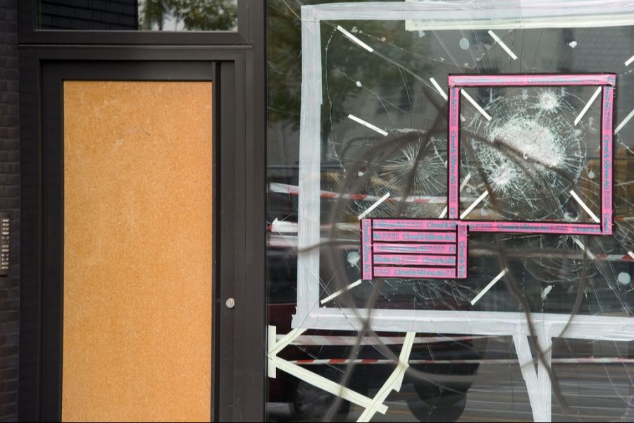 Im Basler Quartier St. Johann wird regelmässig eingebrochen. Im Bild: Eine eingeschlagene Scheibe beim Basler Voltaplatz. (Archivbild)
