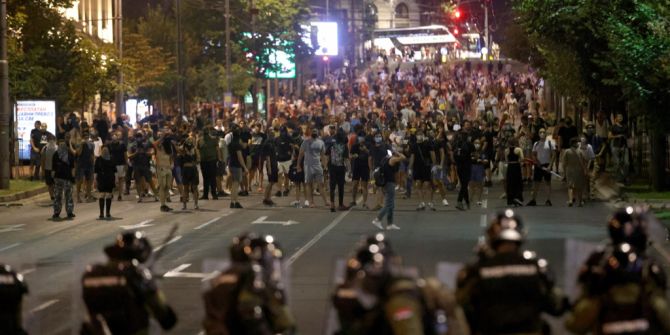 Serbien Ausschreitungen Polizei Gewalt