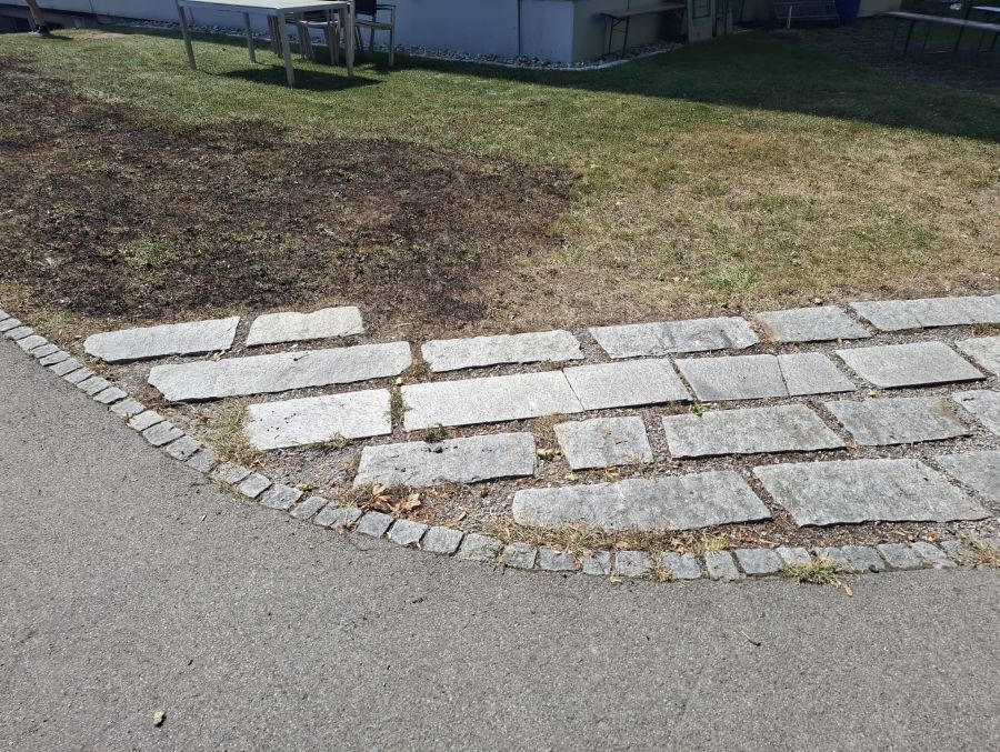 Auch ein Teil des Rasens ist verbrannt.