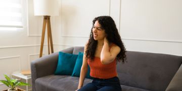 Frau mit Schmerzen verzieht das Gesicht