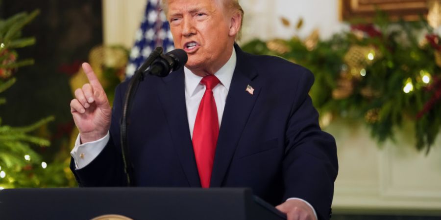 dpatopbilder - US-Präsident Donald Trump spricht während einer Ansprache an die Nation aus dem diplomatischen Empfangsraum im Weißen Haus in Washington. Foto: Doug Mills/Pool The New...
