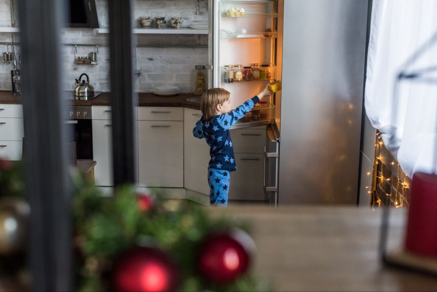 Junge am Kühlschrank, Weihnachtsdekoration