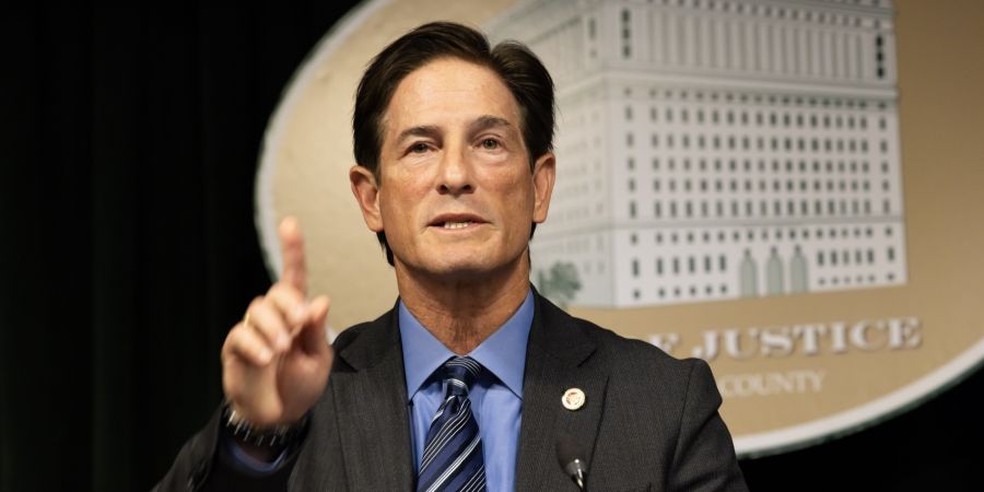 Laut Bezirksstaatsanwalt Nathan Hochman ist jedoch noch unklar, ob die Staatsanwaltschaft die Todesstrafe beantragen wird.