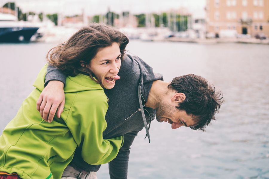 Mann und Frau albern herum, Freundschaft, Paar, Liebe